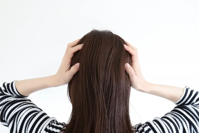 転職失敗で頭を抱える女性